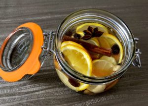 Składniki w słoiku przygotowane na nalewkę Bożonarodzeniową