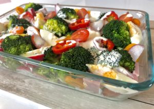 Rewelacyjna warstwowa sałatka z brokułem, szynką, jajkami, kolorowymi warzywami i pysznym sosem