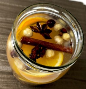 Słoik z zalaną nalewką świąteczną