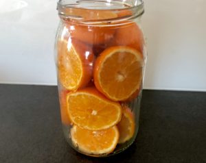 Mandarynki przygotowane do świątecznego likieru mandarynkowego