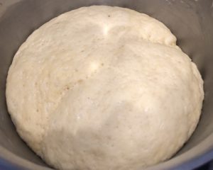 Ciasto do gwiazdy makowej odstawione do wyrośnięcia