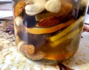 Zalewanie składników alkoholem w przepisie na nalewkę Bożonarodzeniową