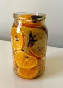 Dodawanie przypraw, cukru i miodu do likieru mandarynkowego