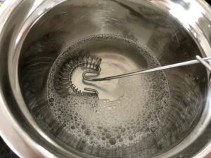 Mieszanie alkoholu z miodem do nalewki