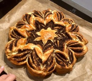 Świeżo upieczona drożdżowa gwiazda z makiem