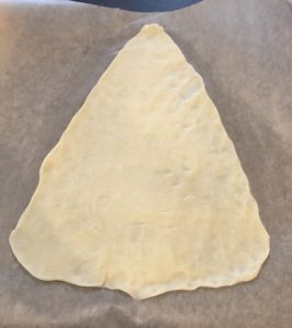 Formowanie trójkąta z ciasta do choinki drożdżowej z serem i makiem