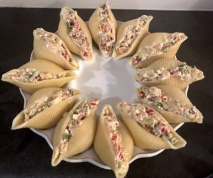 Muszle makaronowe nadziewane serkiem, łososiem i warzywami gotowe do podania