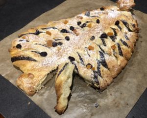 Efekt końcowy przepisu na choinkę drożdżową z serem i makiem