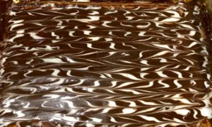 Sernik Twix schładzany w lodówce z polewą czekoladową