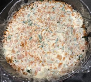 Dodawanie cienkiej warstwy majonezu w sałatce leśnej polanej ze śledziami