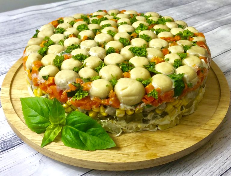 Sałatka leśna polana ze śledziami