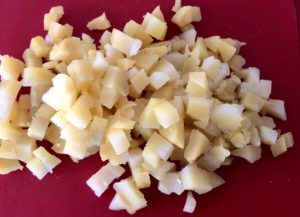 Ziemniaki pokrojone do śledzi pod pierzynką – przepis krok po kroku