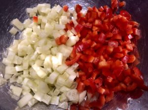 Warzywa pokrojone do muszli makaronowych nadziewanych serkiem, łososiem i warzywami