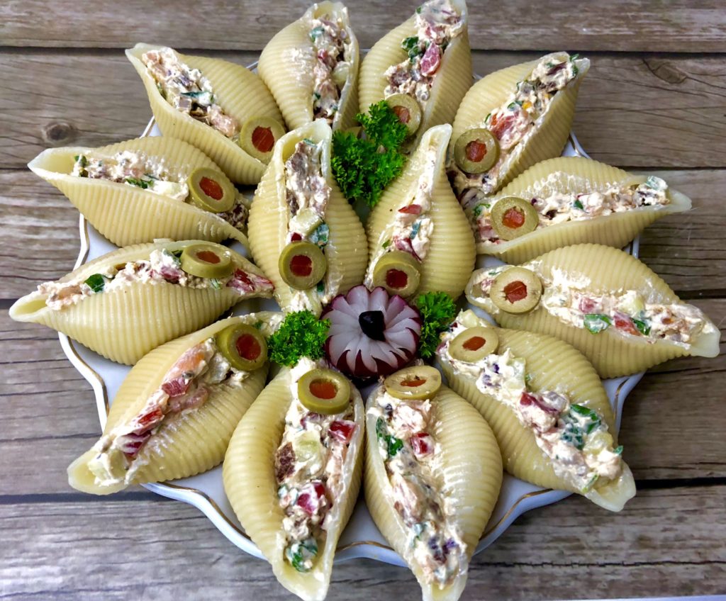 Muszle nadziewane serkiem, łososiem i warzywami