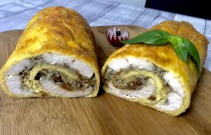 Pokrojona rolada serowa z kurczakiem, pieczarkami i suszonymi pomidorami