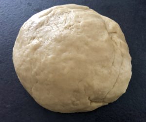 Przygotowanie składników na choinkę drożdżową