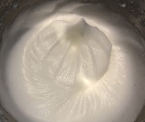 Sztywno ubite białka dodawane do masy serowej na Sernik Twix