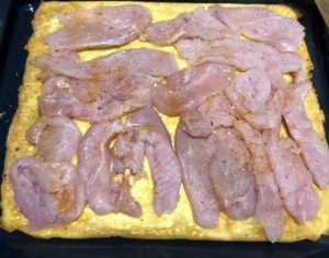 Układanie filetów na cieście serowym