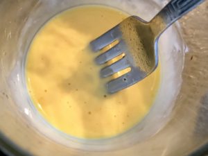 Śmietanka z żółtkiem do cytrynowego sosu do ryby