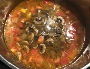 Gotowanie zupy pizza na małym ogniu