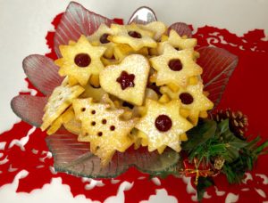 ciasteczka świąteczne z dżemem malinowym i cytrynową nutką