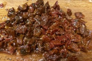 Suszone pomidory przygotowane do muszli makaronowych nadziewanych serkiem, łososiem i warzywami