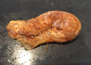 polędwiczka po węgiersku przed pieczeniem doprawiona papryką