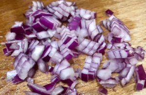 Cebula do muszli makaronowych nadziewanych łososiem i warzywami