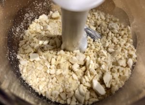 Posiekane orzechy laskowe do ciasta bez pieczenia