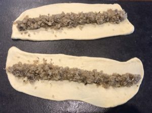 Układanie farszu na ciasto do pasztecików drożdżowych