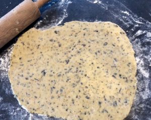 Rozwałkowane ciasto na ciasteczka z kremem