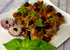 Śledzie w słodko-kwaśnym sosie z żurawiną i rodzynkami