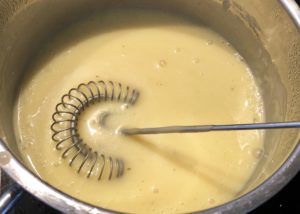 Gotowanie sosu cytrynowego do odpowiedniej konsystencji