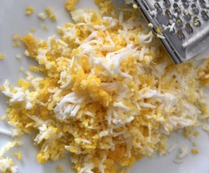 Starte jajka do warstwowej sałatki