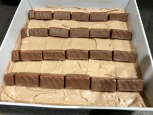 Ptasie mleczko ułożone w cieście kapucynek