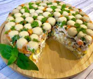 Sałatka leśna polana ze śledziem