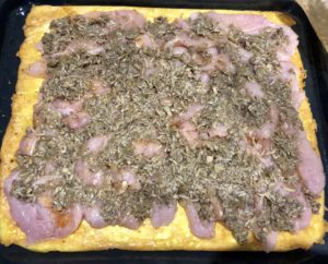 Nakładanie farszu pieczarkowego na filety