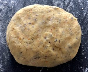 Zagniatanie ciasta na pomarańczowe ciasteczka