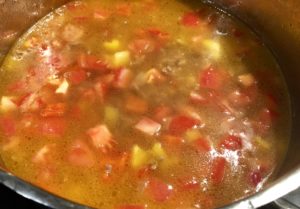 Zalewanie składników bulionem w zupie a'la pizza