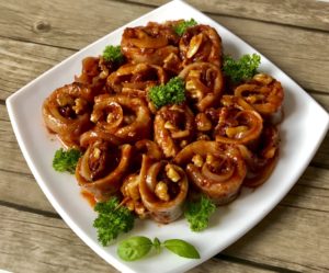 Śledzie z orzechami i suszonymi pomidorami