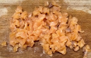 Łosoś pokrojony do muszli nadziewanych serkiem i warzywami