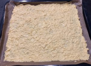 Ciasto serowe rozprowadzone na blasze