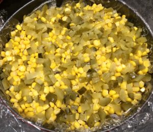 Cebula, kukurydza i ogórki jako kolejna warstwa sałatki