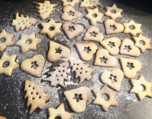 Kruche ciasteczka z otworami oprószone cukrem pudrem