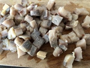 Pokrojone śledzie do sałatki buraczanej