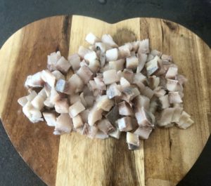 śledzie pokrojone do sałatki z buraczkami