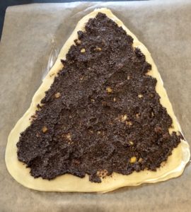 Smarowanie ciasta masą makową do choinki z makiem