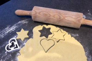 Wycinanie ciasteczek świątecznych z kruchego ciasta