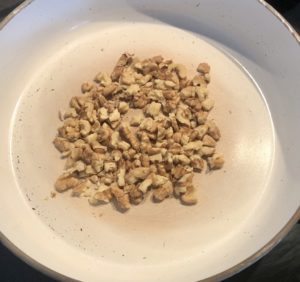 Orzechy włoskie przygotowane do śledzi