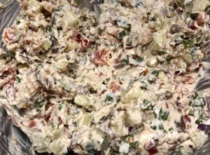 Serek z jogurtem przygotowany do nadzienia muszli makaronowych nadziewanych serkiem, łososiem i warzywami